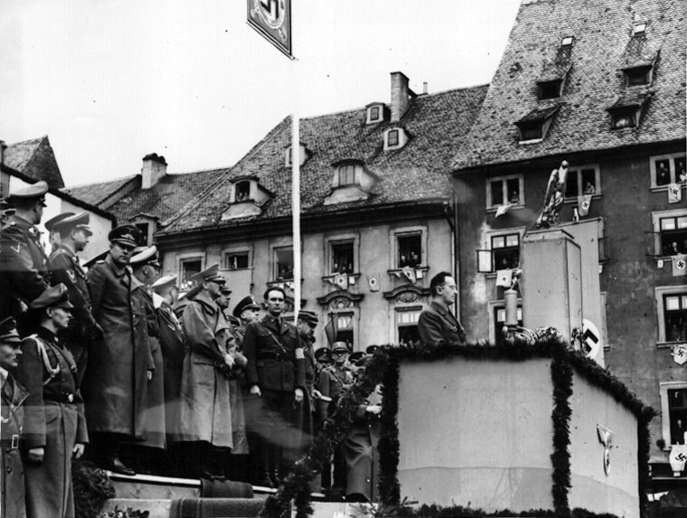 Konrad Henlein bei seiner Ansprache, links von ihm Adolf Hitler
